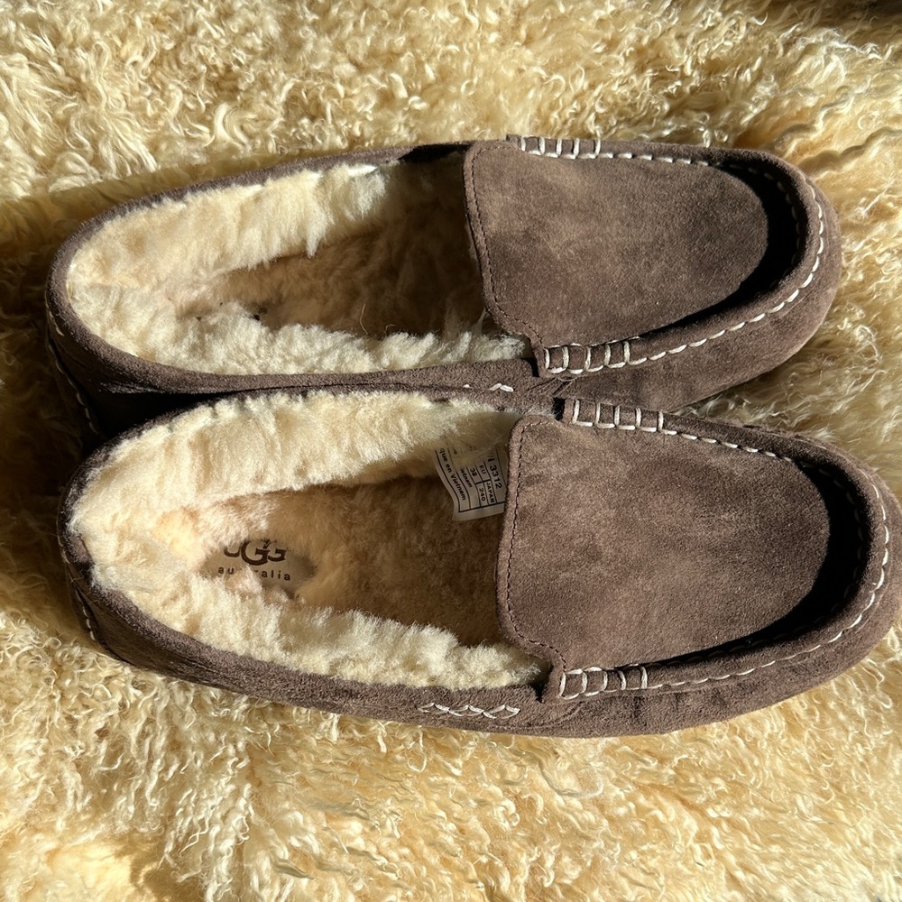 UGG Ansley tan women’s sheepskin-lined slippers, size 7